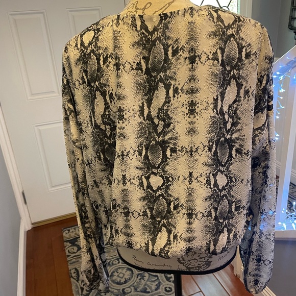 Snake print surplice bubble-hem top NWT - Picture 4 of 6